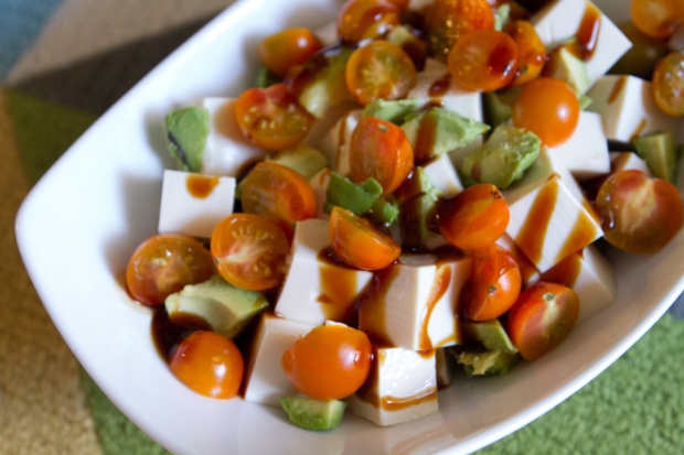 { recipe } summer favorite eats | 4-ingredient avocado + tofu + tomato salad via itsjoulife - http://wp.me/p3cljj-ep