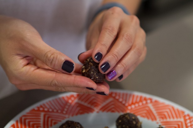 Healthy Walnut + Date Cocoa Energy Balls via It's Jou Life https://itsjoulife.wordpress.com/2015/11/22/recipe-walnut-and-date-cocoa-energy-balls